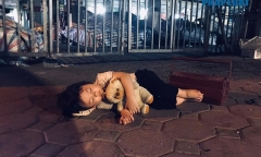 Nghẹn ngào rơi lệ trước bộ ảnh 