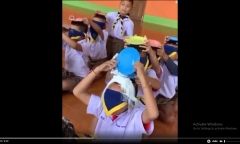 Học sinh mẫu giáo chơi chuyền bột và cái kết cười đau ruột, thú vị nhất là phản ứng của cậu bé cuối cùng