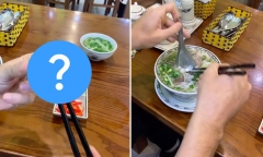 Anh Tây bị cộng đồng mạng chỉ trích vì sai bước cơ bản khi ăn phở: 