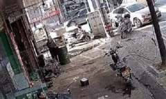 Clip: Kinh hoàng thùng phuy bất ngờ phát nổ khiến người đàn ông suýt mất mạng