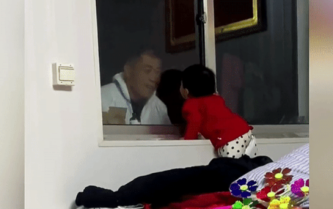 Clip ông đi chống dịch COVID-19 tranh thủ vui đùa cùng cháu gái qua cửa kính gây xúc động