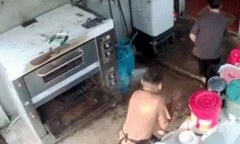 Tự sửa lò nướng, nam thanh niên gặp sự cố đáng sợ khiến đầu