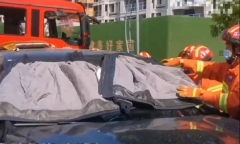 Em bé mắc kẹt trong ô tô gào khóc thảm thiết, hành động 