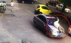 Clip: Thấy vợ ngồi xe lạ, chông ghen tuông nhảy lên nắp capo đập phá