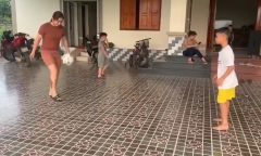 Hai mẹ con trổ tài tâng bóng 