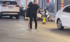 Cô gái giãy nảy 
