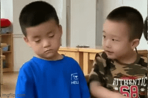 Thấy bạn ngủ gật trong lớp, bé trai mẫu giáo có hành động khiến dân mạng 