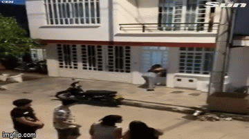 Bạn gái đánh ghen tận cửa, gã đàn ông để