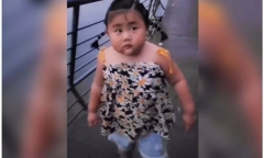 Clip bé gái Trung Quốc đi bộ gây 