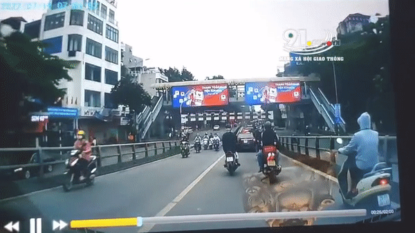 Thót tim cảnh nữ sinh ngã sõng soài trước đầu ô tô sau va chạm trên chân cầu vượt