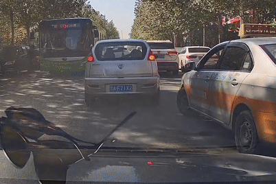 Tiện tay ném vỏ chai qua cửa ô tô, tài xế taxi nhận được bài học đích đáng