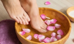 Ngâm chân nước ấm cực tốt nhưng đại kỵ với những người sau