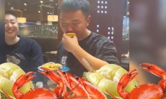 Hội bạn thân 7 người ăn buffet hết 300 con cua, 50 quả sầu riêng