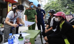 Ra ngoài mua điện thoại giữa lúc giãn cách, 2 cô gái trẻ bị phạt 4 triệu đồng