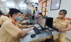 Công an Hà Nội làm việc 24/24 để phục vụ việc cấp giấy đi đường cho người dân
