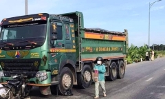 Xe tải chở cát tông chết 2 người trên Quốc lộ 1