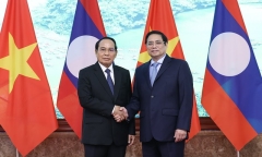 Thủ tướng: Đưa hợp tác kinh tế Việt Nam - Lào phát triển xứng tầm với quan hệ chính trị đặc biệt