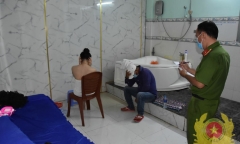 Vụ 2 nữ tiếp viên kích dục cho khách: Cuốn sổ ghi chép tại quán có nội dung gì?