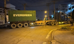 Hiện trường kinh hãi vụ xe máy tông vào hông container ở TP. Thủ Đức, 1 thanh niên tử vong