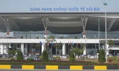 Máy bay vừa hạ cánh xuống sân bay Nội Bài, nam hành khách bất ngờ cởi đồ