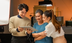 Điều gì trong MV “Chạm gần thêm thương” của Trúc Nhân khiến người xem xúc động?