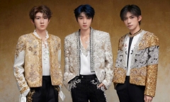 Vé concert nhóm nhạc nam được rao bán giá hơn 6 tỷ đồng, fan nữ mặc váy cưới đến xem thần tượng