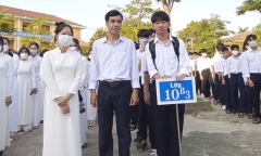 Nghe tiếng kêu cứu thất thanh, thầy giáo dạy Toán bất chấp nước chảy xiết, cứu người trong lũ dữ