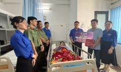 Tin thời sự nóng mới nhất ngày 2/12: Trao Huy hiệu 