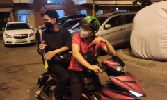Đang cầm pháo đốt, nam thanh niên bị công an bắt quả tang