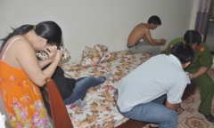 Bắt quả tang hàng chục nữ tiếp viên quán cà phê kích dục, 