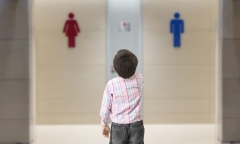 Mẹ mắng chửi người khác 20 phút vì con trai bị ngăn khi vào toilet nữ khiến dân mạng phẫn nộ