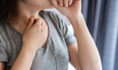 Người phụ nữ đi khám ho mãi không dứt, nghe kết luận của bác sĩ lập tức 