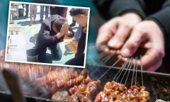 Ông chủ quán nướng quỳ xuống xin lỗi khách hàng, lý do nghe xong ai cũng bất ngờ