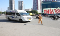Hà Nội: CSGT xử lý, tạm giữ nhiều xe hợp đồng trá hình