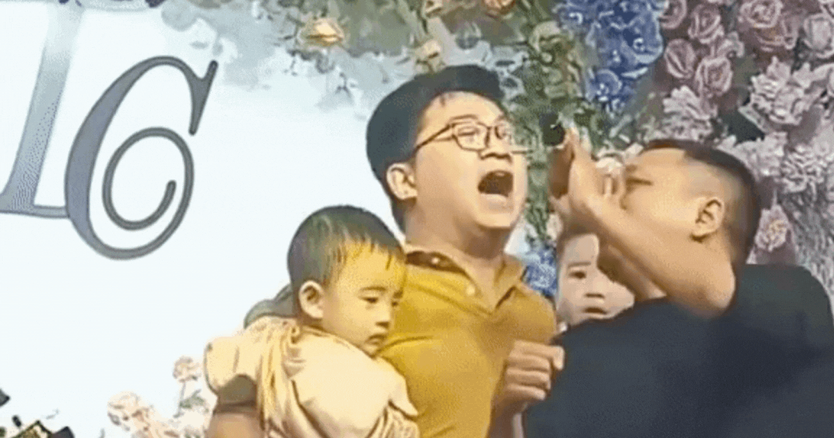 Ông bố bỉm sữa bế 2 con quẩy cực sung tại đám cưới, thân phận thật khiến dân mạng 