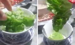 Gọi đồ nhúng lẩu, khách hàng