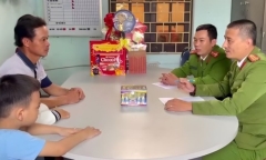 Cha tự nguyện đến công an giao nộp pháo hoa 