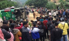 Xe khách chở hơn 30 người lật tại cầu Khe Mòn chiều mùng 4 Tết, nhiều người thương vong