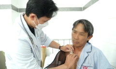 Tránh chó băng qua đường, người đàn ông bị gãy xương đòn suýt thủng phổi