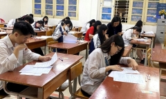 Học sinh lớp 11 tại Hà Nội chuẩn bị làm bài khảo sát chất lượng môn Toán và Ngữ Văn