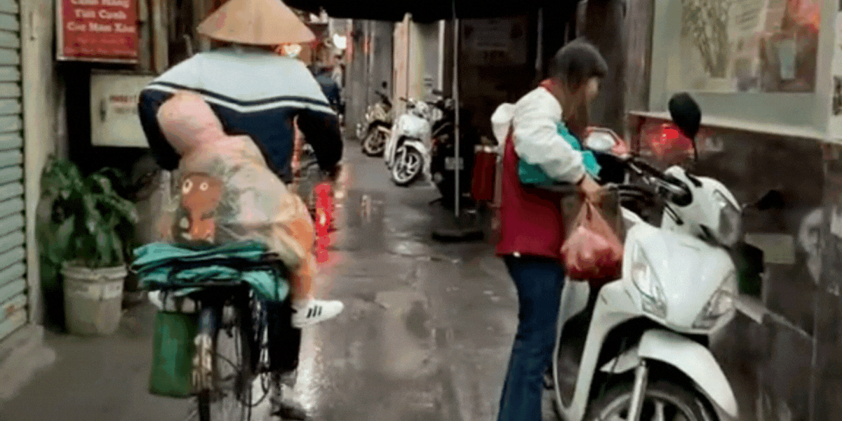 Nghẹn ngào khoảnh khắc mẹ