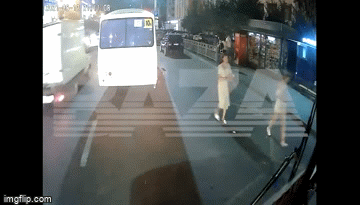 Video: Xe buýt phát nổ kinh hoàng ngay giữa đường ở Nga, nhiều người thương vong