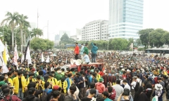 Hàng ngàn sinh viên Indonesia xuống đường biểu tình quy mô lớn