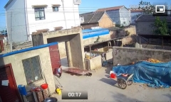 Video: Cánh cổng sắt lớn bất ngờ đổ sập, đè trúng 2 bé gái