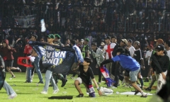 Cách chức, đình chỉ công tác hàng loạt cảnh sát sau vụ bạo loạn sân cỏ ở Indonesia