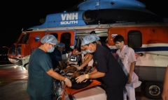 Điều trực thăng ra biển đưa ngư dân bị đột quỵ từ Đảo Nam Yết về đất liền chữa trị