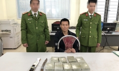 Bắt giữ hai đối tượng vận chuyển 9 bánh heroin