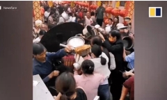 Bất ngờ trước tục lệ tranh cướp đồ ăn tại đám cưới ở Trung Quốc
