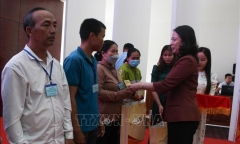 Phó Chủ tịch nước trao quà Tết tặng gia đình chính sách, hộ nghèo tại Hậu Giang