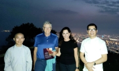 Tỷ phú Mỹ Bill Gates cùng bạn gái thưởng trà trên đỉnh Bàn Cờ